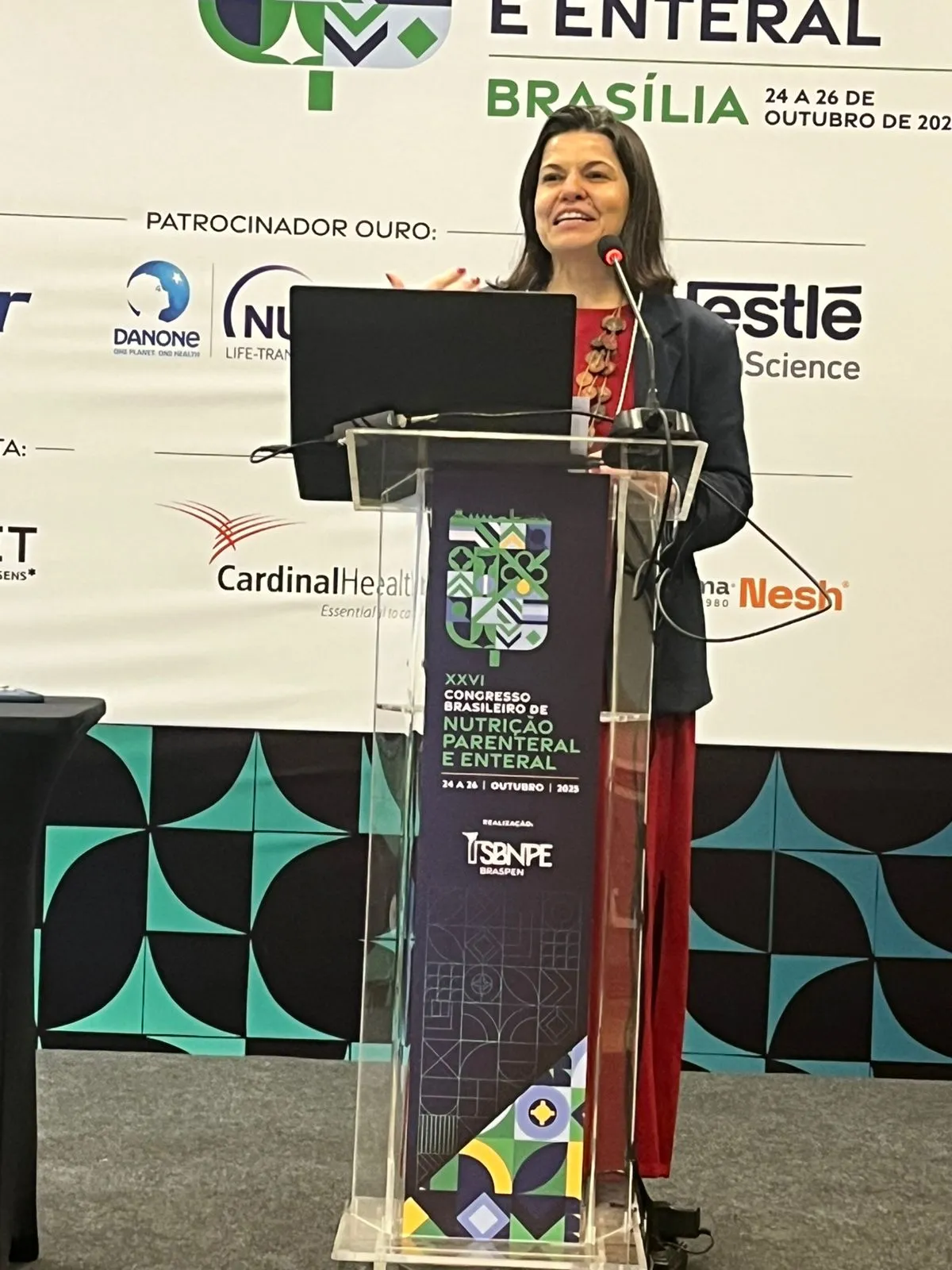 Dra. Daniela Gomes palestrando no XXVI Congresso Brasileiro de Nutrição Parenteral e Enteral, em Brasília