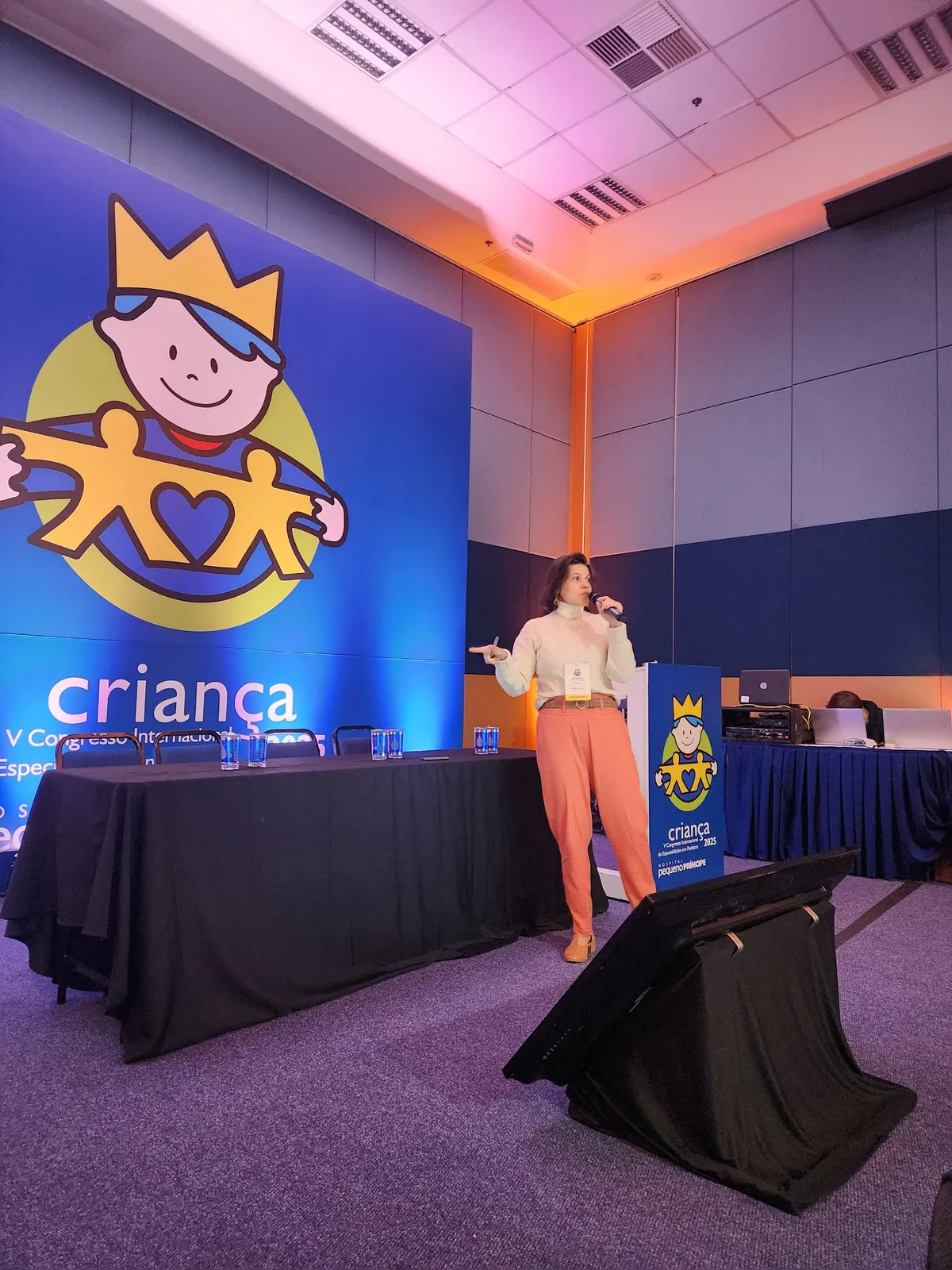 Dra. Daniela Gomes palestrando no Criança 2025, 5º Congresso Internacional de Especialidades Pediátricas, em Curitiba