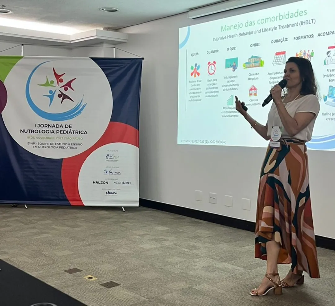 Dra. Daniela Gomes ministrando aula sobre manejo de comorbidades em jornada de nutrologia pediátrica